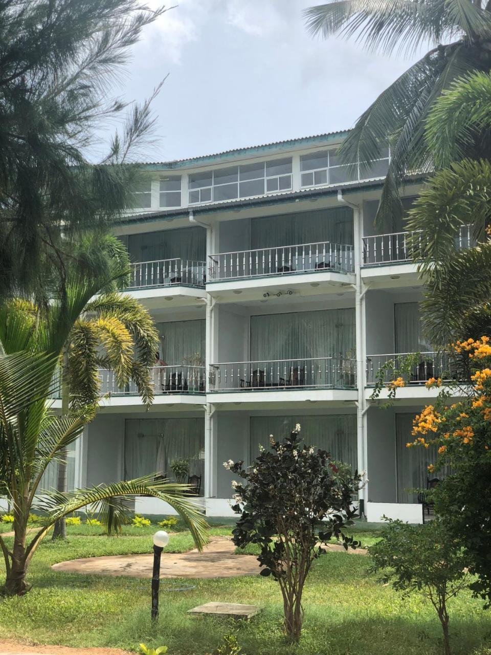 Hôtel Sea Lotus Park à Trincomalee Extérieur photo